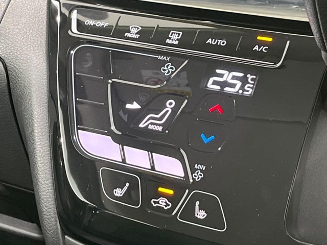 【オートエアコン】一度お好みの温度に設定すれば、車内の温度を検知し風量や温度を自動で調整。暑い…寒い…と何度もスイッチ操作をする必要はありません。快適な車内空間には必須の機能ですね♪