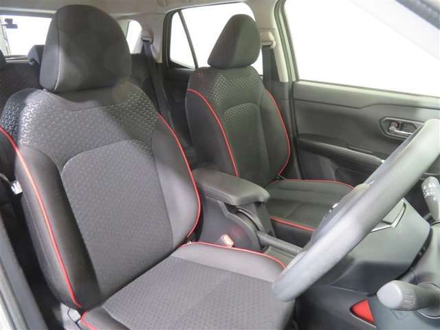 「まるごとクリーニング」施工済み！　運転席・助手席シートは取り外して洗浄しています。