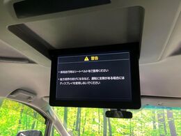 【フリップダウンモニター】大画面モニターで後席でもエンタメをお楽しみいただけます。小さなお子様にも大人気の装備です♪