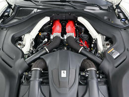 フロントに搭載された3.9L V8ターボエンジンは600馬力を発揮します。