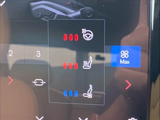【シートヒーター＆シートクーラー】高級車にふさわしい快適装備で、夏場は座面から涼しい風が、冬場は身体の芯からポカポカになりますね。