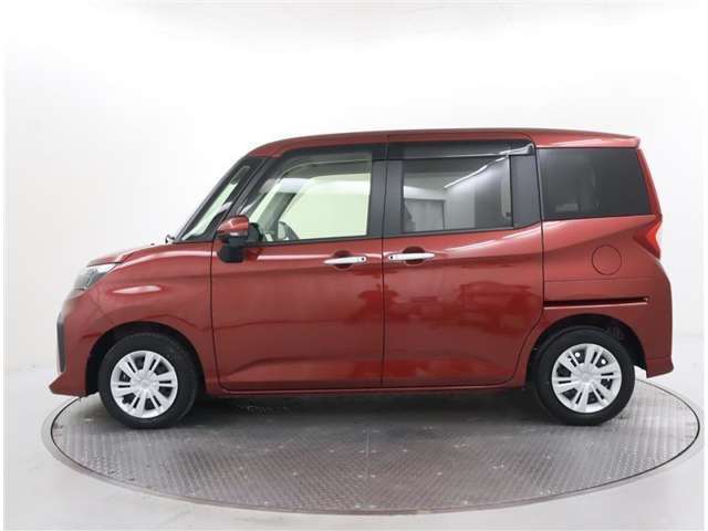 両側電動スライドドアの5人乗りのコンパクトカーです。天井も高く広々とお座り頂けます。