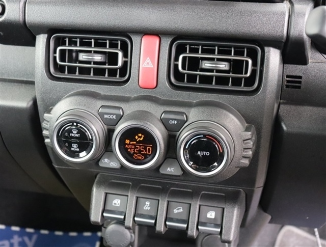 お客様のニーズを想像しながら、『見て』『触って』『体感』が出来るように仕入れ活動を行っております。