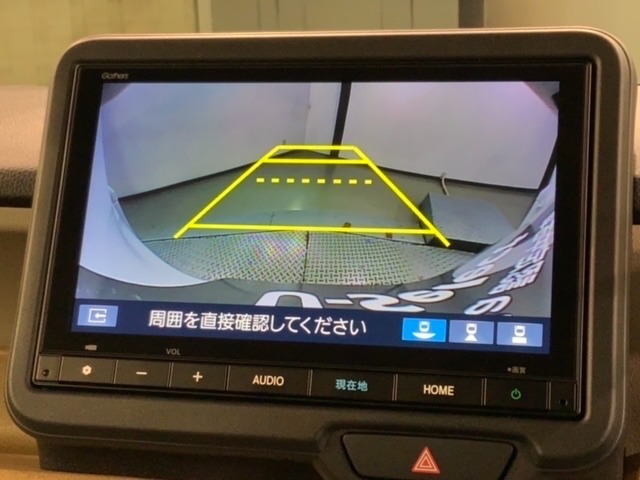 リバースギアに入れるだけで後方の表示へ切り替わります。夜間や雨の日の駐車も楽になりますよ。