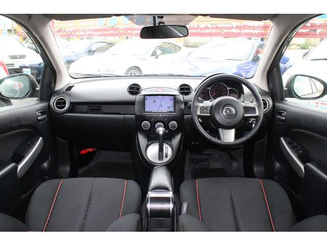 デミオかっこいい内装！☆内装美車☆ダッシュボードもシートも当然キレイ・清潔に仕上げております。内装のキレイなお車は気持ちがいいですし、コンディションのいい車が多いんです。