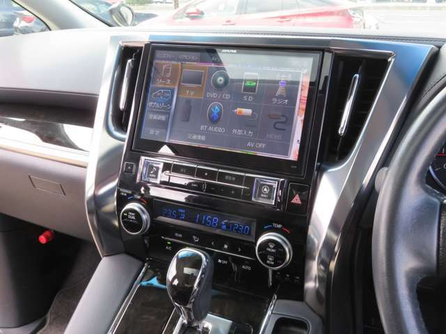 アルパイン10インチナビ装備！フルセグ/CD/DVD/Bluetooth対応◎各種エンタテインメントが快適なドライブをより盛り上げます。デュアルエアコンなので運転席と助手席、別々の温度設定が可能です。