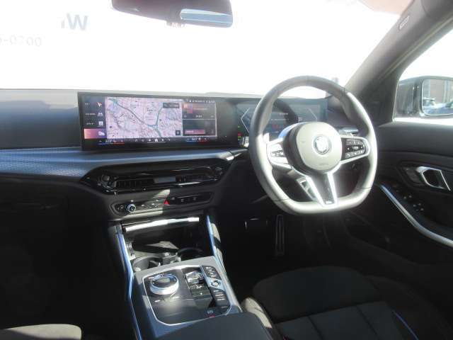 雰囲気のあるインパネ周りです。各スイッチも操作しやすい配慮がなされております。