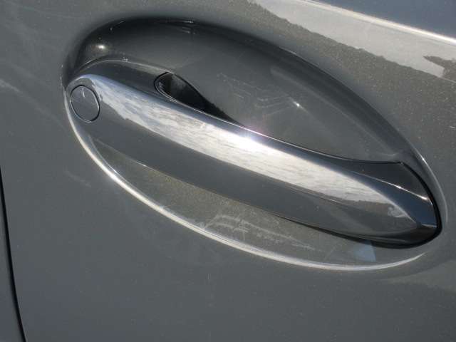 コンフォートアクセス装備です。ドアハンドルに触れてドアの開閉が可能です。