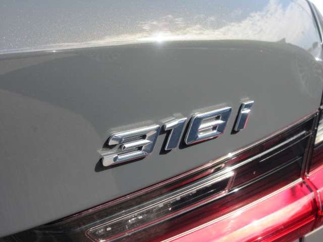 弊社整備工場にて、360°納車前点検を実施。エンジン、トランスミッション、サスペンションはもちろんのこと、マフラーやエアコンなどの電気系統やコンピュータ・システムなどを詳細に点検します。