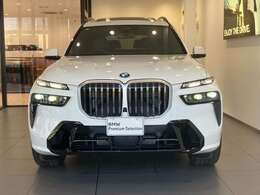 【BMWの伝統-1】BMWの特徴的な“キドニーグリル”は、80年以上続く伝統の形でございます。変わらないこだわりのデザインが、プレミアムブランド“BMW”を創り出します。