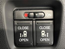 【両側パワースライドドア】スマートキーや運転席のスイッチで後席両側スライドドアの開閉が可能♪電動だから力を入れてドアを開ける必要が無く、小さなお子様でも簡単に開け閉めでき快適です♪