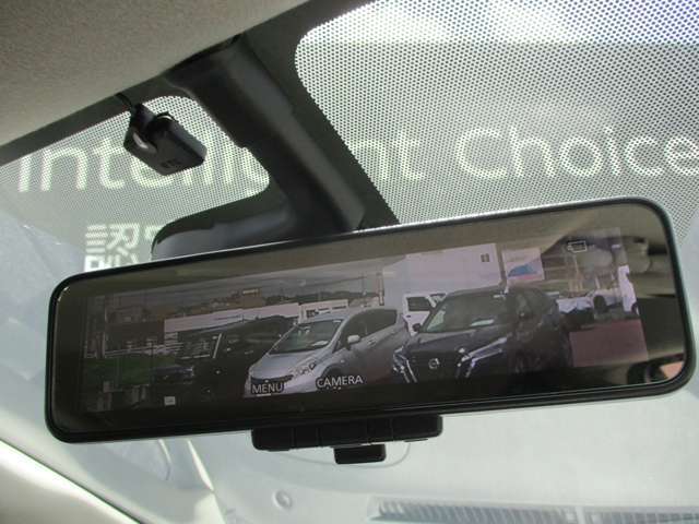 スマートルーミラー装備車両後方のカメラ映像をミラ-面に映し出すので、車内の状況や、天候などに影響されにくく、よりクリアな後方視界が得られます。