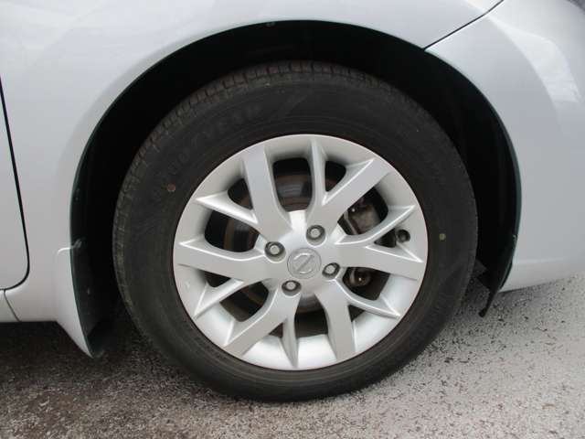 日産純正のアルミホイールが装着されてます。ボディデザインとマッチしておりカッコイイですね。