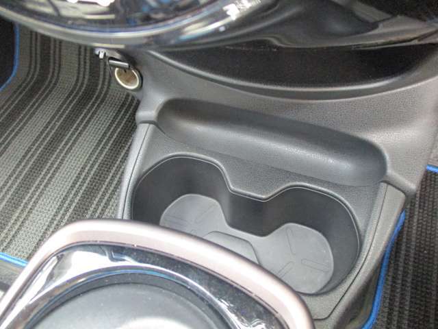 運転席で使用できるドリンクホルダーです。