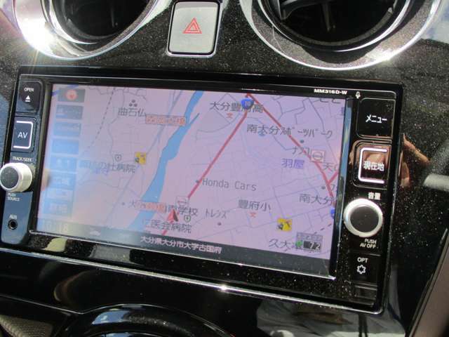 日産純正の地デジ対応ナビゲーションが装着されてます。