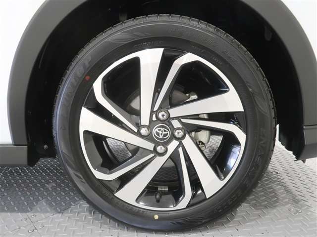 純正アルミホイールが似合ってます。タイヤサイズは195/60R17　です。