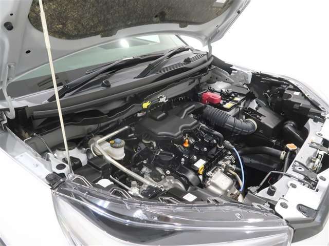 エンジンルームも念入りにクリーニング。