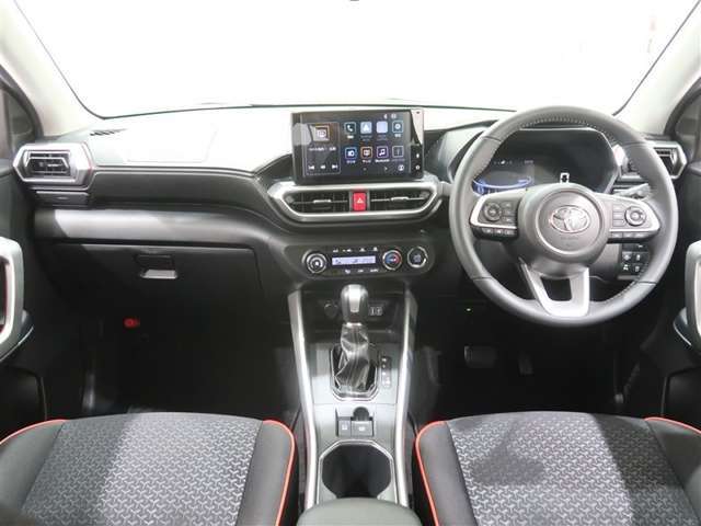 使いやすく運転しやすいレイアウトの運転席回り。
