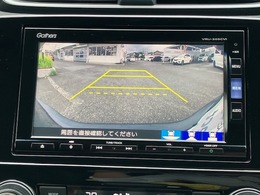 後退時に車両の後ろ側をモニター画面に表示します。車庫入れが苦手な人もこれで安心♪