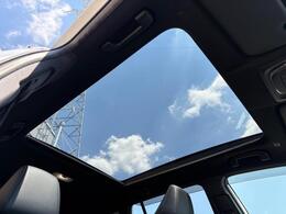 大人気メーカーオプションパノラマルーフ装備☆高級車やSUV車など幅広く好まれるメーカーオプション装備の一つ☆車内に自然光の明るさを取り入れることができ、とても暖かく春先などには重宝します☆