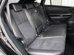 スエード調/合成皮革のシートが採用されています。前後席間の間隔延長と前席シートバック形状の工夫で、ゆったりとくつろげる後席空間を確保しています。