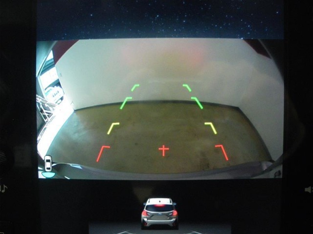 バックモニター付き。車両後方の映像がナビ画面に表示されるので、車庫入れが苦手な人も安心です。ただし、目視確認もお忘れなくお願いいたします。