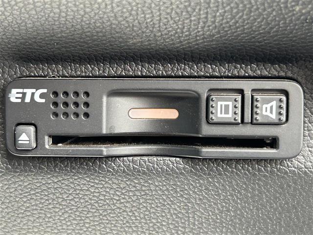 【ETC】有料道路を利用する際に料金所で停止することなく通過できる、ETC車載器（ノンストップ自動料金収受システム機器）が装備されています。セットアップを行うことで利用可能になります。