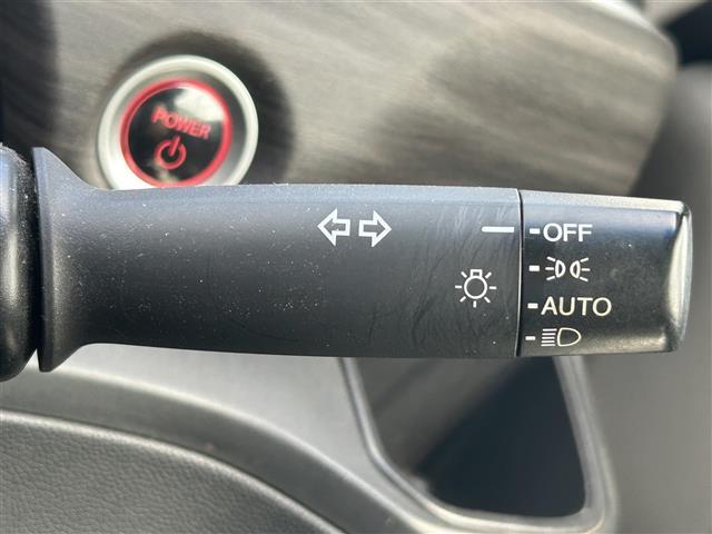 【オートライト（AUTO）】外の明るさをシステムが感知して、自動でヘッドライトが点灯します！ヘッドライトをつけ忘れを防ぐ便利機能です。