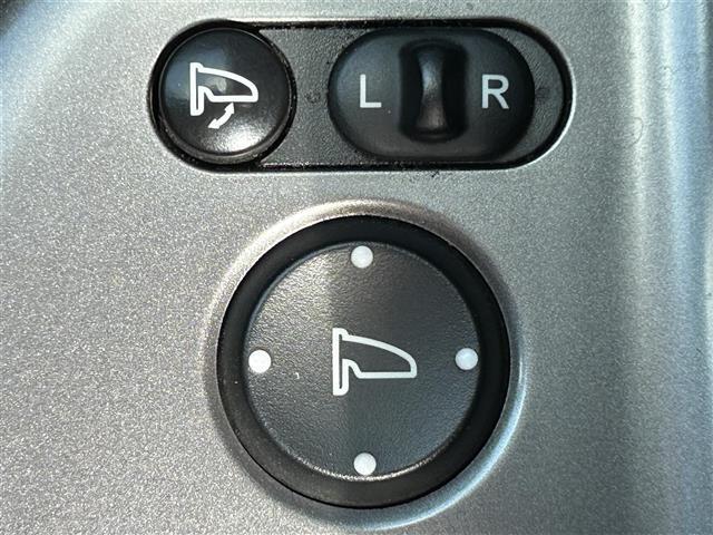【電動格納ミラー】運転席のスイッチで、ドアミラーの開閉や角度の調整ができます。