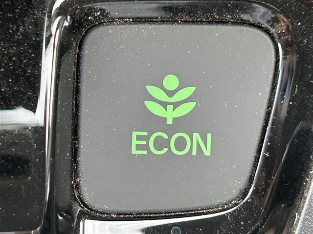 【ECONモード（イーコン）】クルマの動きを管理するシステムです。燃費を優先に自動制御されるもので、低燃費走行を自然にできるようになります。