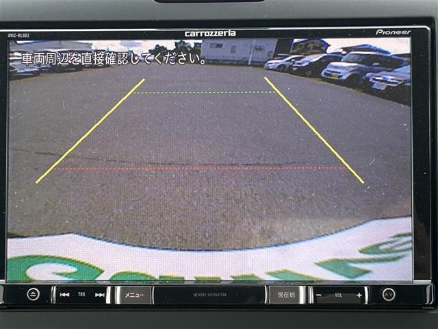 【バックモニター】後ろのカメラの映像をモニターに映し出すことができます！後方の見えない死角や、障害物との距離感をしっかり確認することができます！駐車が苦手な方におすすめです。