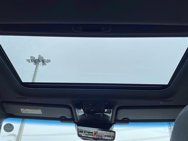 【　サンルーフ　】開放的な空間でドライブを楽しみませんか？車内には爽やかな風や太陽の穏やかな光が差し込みます☆