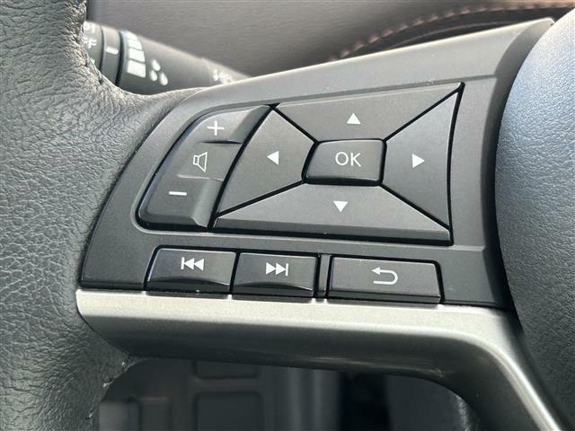 【ステアリングスイッチ】目線はそのままでナビなどの操作や音量調整が可能です。手元のボタンから、オーディオやナビなどの操作ができるので、よそ見をせずに安全に運転に集中できます！