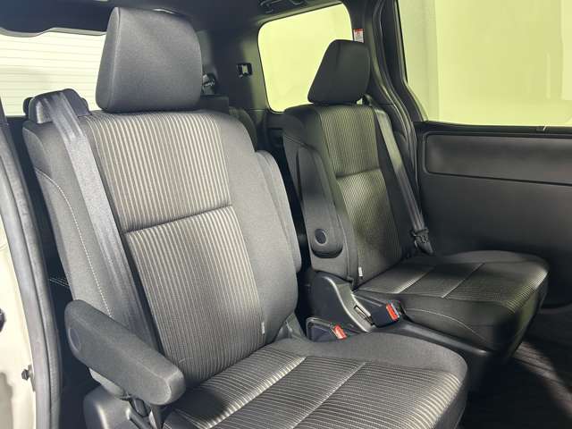 【2列目シート】店舗にて現車の確認も頂けますので、お電話で在庫のご確認の上是非ご来店くださいませ！！！後席モニター(フリップダウンモニター)の取付も可能です。