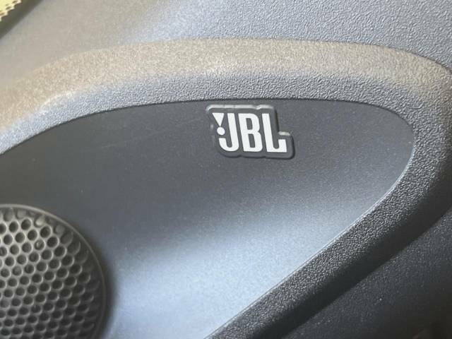 【JBL】高品位サウンドシステムを搭載。専用のチューニングが施された大小様々なスピーカーから良質なサウンドが奏でられ、臨場感あふれる音響空間を演出します。