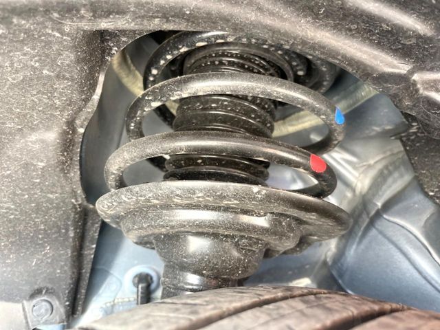 お車を安心してお乗りいただく為には、足回りの定期点検が欠かせません。サービスサポート（有償保証）では無料点検もご提供しており、安心のカーライフをお過ごしいただけるサポート体制が整っています。