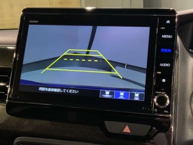 リバースギアに入れるだけで後方の表示へ切り替わります。夜間や雨の日の駐車も楽になりますよ。