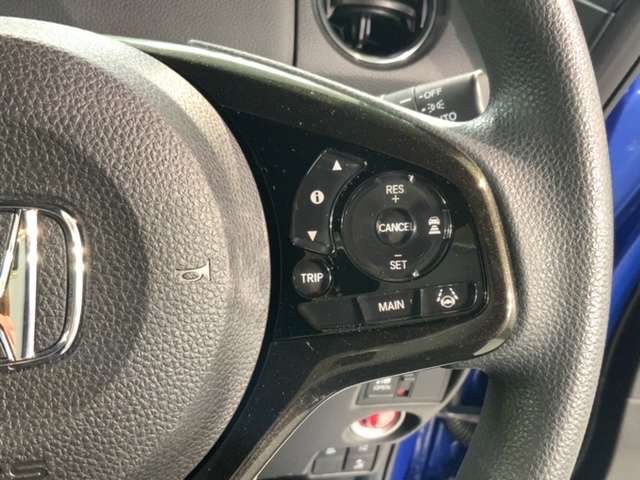 クルーズコントロールを装備しています。高速道路などで一定の速度で走ってくれるので運転が楽ですよ！速度を設定できますので、スピードの出しすぎにも注意できます。