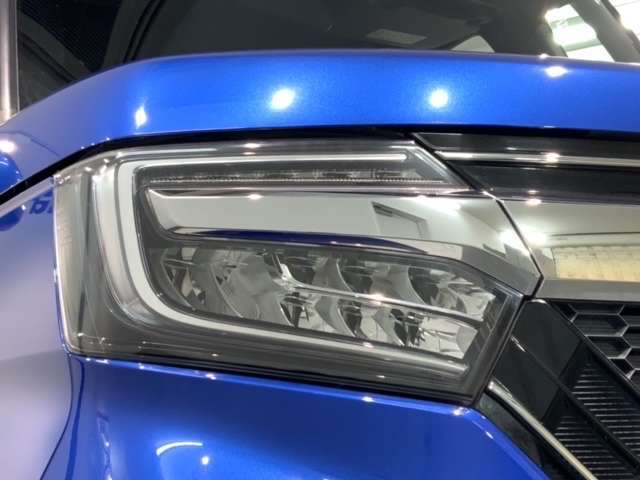 LEDヘッドライトは、点灯の瞬間から最大光量を発揮し、突然暗くなるトンネルなどでの安定感を高めます。