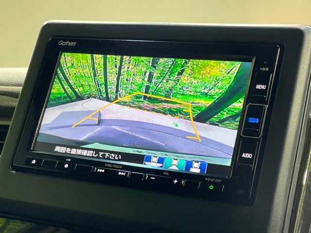 【バックカメラ】駐車時に後方がリアルタイム映像で確認できます。大型商業施設や立体駐車場での駐車時や、夜間のバック時に大活躍！運転スキルに関わらず、今や必須となった装備のひとつです！