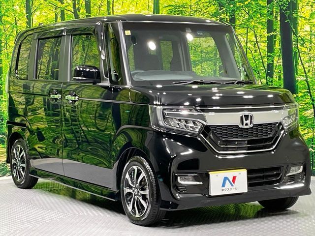 大好評のボディコーティング「弾スプラッシュコート」もご納車までに施工可能。通常のガラスコートと異なる、耐久年数6年の無機質ガラスコーティングが、ボディをキレイな状態に保ってくれます。