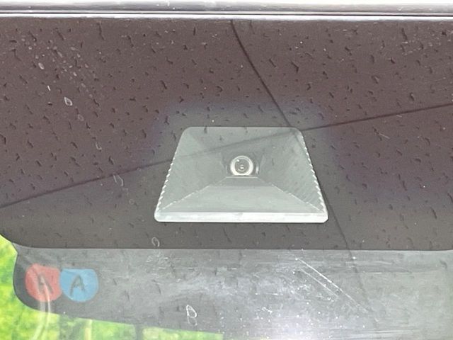 【ホンダセンシング】走行中に前方の車両等を認識し、衝突しそうな時は警報とブレーキで衝突回避と被害軽減をアシスト。より安全にドライブをお楽しみいただけます。