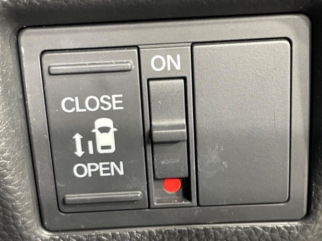 【パワースライドドア】スマートキーや運転席のスイッチでスライドドアの開閉が可能♪電動だから力を入れてドアを開ける必要が無く、小さいお子様でも、重い荷物を持っている時もラクに開け閉めできます♪