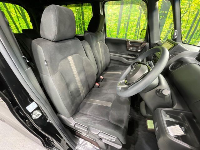 運転席まわりには十分なスペースがあり、大柄な方でもゆったり運転していただける環境です。