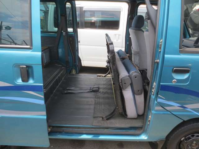 背の高い荷物やドロ汚れを積載するときはリアシートベースごと跳ね上げればOK(^O^)/