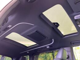 【ツインムーンルーフ】開放感たっぷりの希少装備、ツインムーンルーフが装着されています！車内に明かりを取り入れたり景色を楽しむ以外にも、車内の空気も簡単に換気できて快適です！