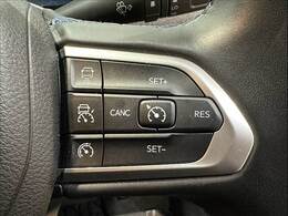【レーダークルーズコントロール】装備車両です。レーダーやカメラを使って前を走るクルマの状況を検知して速度を調整してくれます。遠距離ドライブの高速道路などでは大活躍で疲労軽減に役立ちます。