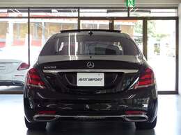 Mercedes-Benzロゴ付ブレーキキャリパー・20インチAMG10スポークアルミホイールがスタイリッシュかつスポーティーなエクステリアを演出！！