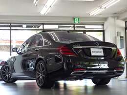 緊急通報サービスやスマートフォンによるリモートドアロック＆アンロック・駐車位置検索を含むMercedes me connect搭載車！！　専門店ならではの1台！！　安心の右ハンドル！！　取説・記録簿付き