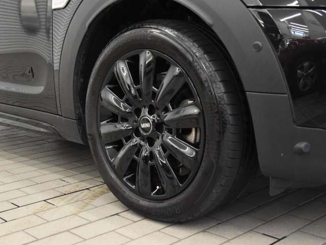 MINI認定中古車は360°を徹底的にチェック。エンジンやトランスミッション、電気系統やコンピュータ・システムなどを詳細に点検。交換基準に達した部品は整備した後にご納車いたします。